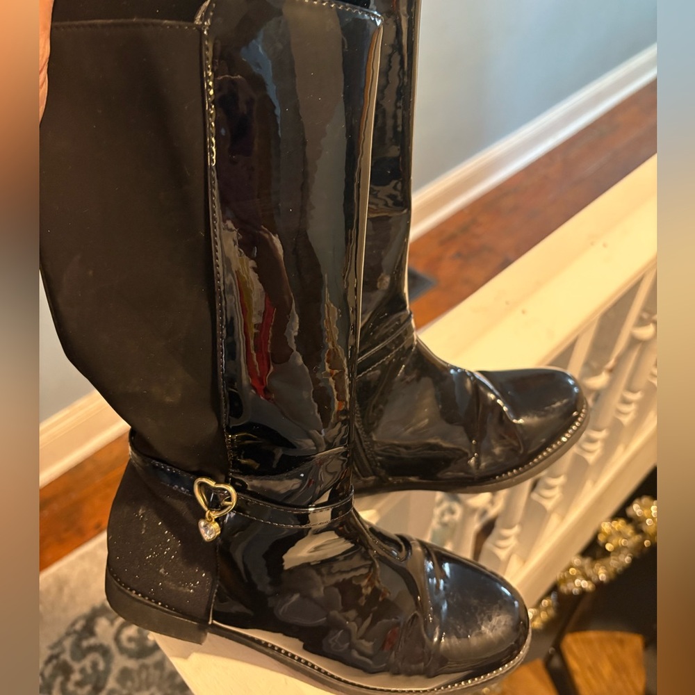 Amazing Black Patent Leather Boots, Girls size 4 with zipper and golden accent.✨